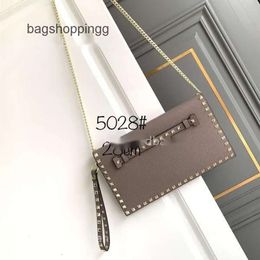 Square Small Stud Vallenns Designer 2024 Bag Bags Rock Chain Trendy Vo Locoo Style Cowhide Rivet Lady Event Crossbody Purse Womens Letter IH23