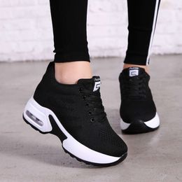 2024 neue Plattform -Sneaker -Schuhe atmungsaktive Running Woman Modehöhe Zunahme Damen Damen