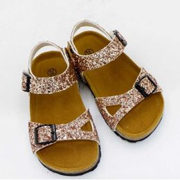 Sandali che brillano di scarpe per bambini estive in pelle di moda per bambini dolci adatti alle ragazze bambini bambini in metallo D240527