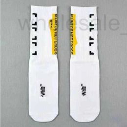 Designer 1Pairs Luxury Brand Fashion Socks Arrow Warning Line Straight Board Tide Sock High Quality Cotton Sports Long Tube Sweat Absorbing Breathable Stockings
