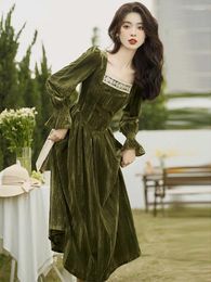 Lässige Kleider französischer Stil 2024 Frauen Partykleid Vintage Square Kragen Blumenspitze Patchwork Olive Elegant Velvet Zartes Midi