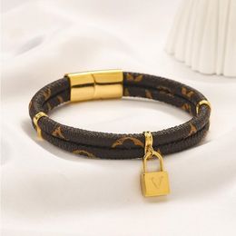 2024 Popular High-end Women Bangle Bracelet Set Designer Jewelry Bracelet European Brand leather Pendant 18 Gold-plated Lovers Gift 222 Vcqr