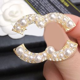 Charm Designer Brooches Diamond Brooch Pin Wedding Jewellery Pins 18K Gold Plated Crystal Pearl Brooch European Couples Gift Accessories