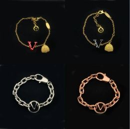 Luxury Designer Bracelet Letter Clover Shell Pendant Charm Bracelet 18K Gold Silver Plated Link Chain Bangle Wristband Cuff For Women Girl Wedding Designer Jewellery