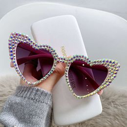 2024 Bride Fashion Retro Heart-Shaped Pearl Frame Sunglasses Women Uv400 Cat Eye Eyewear Trendy Beach Party Sun Glasses