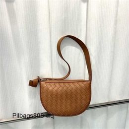 Totes Luxury Sunrise Shoulder Bag 2024 BottsVenets styles 7A 2023 New Leather Woven Korean Edition Solid Color Cowhide for1MAF