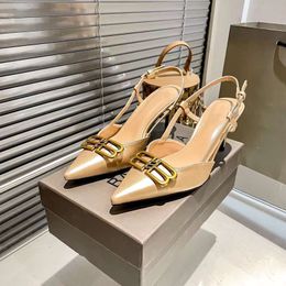 Modefrauen Sandalen Senior Cagole 90 mm Pumpen Italien berühmte spitze Zehen Nackte Leder Gold Metall Buchstaben verschönerte Designer-Bankettparty Sandalen High Heels EU 35-42