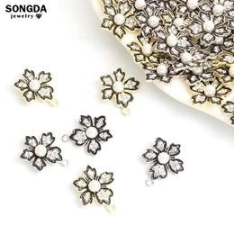 Charms 10pcs Enamel Sakura Crystals Charm Elegancka Pearl Rhinestones Wiselan Kwiatowy do majsterkowania Kobiety Koderncje Naszyjnik