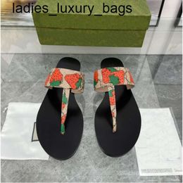 New 24ss Leather Thong Sandal Women Men Fashion brand Designer Slippers Fashion Thin Flip Flops Shoes Summer Beach Casual Slides Black