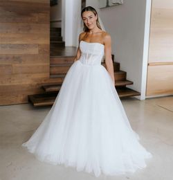 Elegant Long Strapless White Tulle Wedding Dresses with Corset A-Line Sleeveless Pleated Sweep Train Vestido de novia Lace Up Back Bridal Gowns for Women