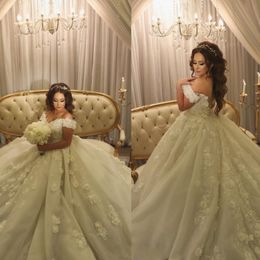 Spitze Hochzeitskleider mit 3D -Blumen vor den Schulter Brautkleidern 2018 Plus Size Ballkleid Robe de Mariee 221t