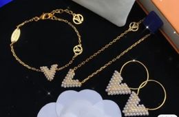 Designer Jewelry Necklace Bracelet Earrings Sets For Women Mother of Pearl V letter Pendant Necklace Set Classic Gold European American Jewelry Fashionable
