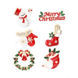 Pins, spille Merry Christmas Pin Pin Women Tree Snowman Tiet Shok Shok Gloves Garland Lavent Distintivo per uomini Fashion Party Jewe Dhrmy