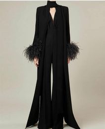 Stilig långärmad svart hög hals crepe jumpsuit aftonklänningar med fjädrar mantel golvlängd blixtlås baksida promenad klänningar för kvinnor