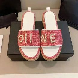 Тапочки 2023 Новые дизайнерские слайдные женские туфли Fashion Beach Flat Shoes Tweed Strail Woven Slides Sandal