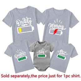 Battery Print Daddy Mommy Daughter Son Matching Clothes Cotton Family Look Dad Mom and Me Kids Tshirts Baby Rompers