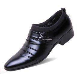 Scarpe da uomo Spring di nuovi scarpe in pelle appuntite da uomo British Youth White maschile tendenza alla moda per il tempo libero