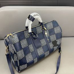 The denim travel bag,spring and summer fashion collection, this time the style is amazing, it can be carried by both men and women, cool, cute and lovely,size:50cm*28cm.