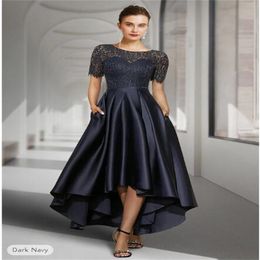 A-line Mãe do vestido de noiva convidado elegante elegante com lança baixa pescoço de pescoço de chá assimétrico Cetim Lace Manga curta Vestidos de baile 2024