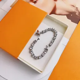 Luxo 24 Designer Brand clássico estilo Bracelets feminino jóias branqueador jóias cristal 18k Praado de ouro em aço inoxidável Louiss Lovers Bangles Bangles de pulseira CD