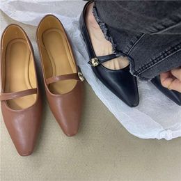 2023 Primavera e outono Novo design Popular Frente Belt Buckle Mary Jane Evening Breeze Pointed Mouth Shop Shoes Sapatos para Mulheres