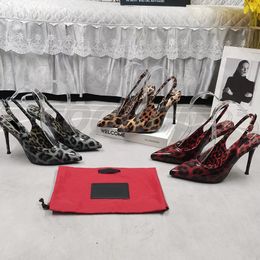Дизайнерская обувь сумки женская одежда для обуви патентная кожа роскошная золотой тон тройной черный замшевый женский женский женский сандалии вечеринка Свадебные насосы Свадебные насосы