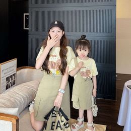 Coppie di familiari outfit mamma figlia tees bretelle set di gonne set papà figlio che corrisponde a magliette vestiti per bambini coreani tutela per ragazzi