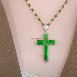 2024New Amulet Imatation Jade Cross Inclaid Pinging com colar e roupas verdes banhadas a ouro 1eqw3