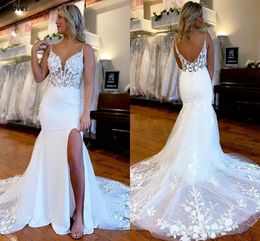 Sexy Split Elegant White Satin Meerjungfrau Brautkleider Spaghetti -Gurte Bohemian Spitze applizierte Brautkleider Moderner Boho Garden Court Zugrobe de Mariee Cl3589