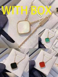 Med Box Clover Necklace Pendant Pearl Mother Plated 18k för Women's Girl Valentine's Day Mors dag Engagement Designer Luxury Jewelry Present Partihandel