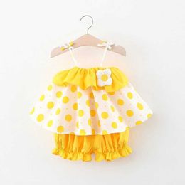 Clothing Sets Summer new baby girls suit polka dot print suspender top solid Colour shorts cute casual holiday two-piece set H240530 HZ3T