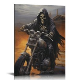 Винтажный настенный хэллоуин настенный арт мрачный жнец, езда на мотоцикле на улице с привидениями.