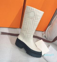 Women Designer Half Snow Boot in Black Beige White Quilted Suede Leather Knee Slip On Boots Winter Inspired By Rain Boots Rubber S6008324