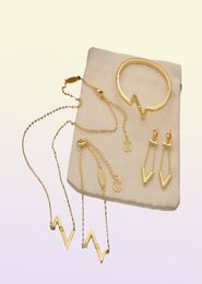 Europe America Fashion Style Jewelry Sets Lady Womens GoldSilvercolor Metal Engraved V Initials Volt Necklace Bracelet Bangle Ea7667688