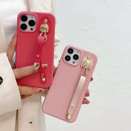 Cases Luxury Leather CellPhone Cases for iPhone 15 14 14pro 13 13pro 12 12pro 11 Pro Max X Xs Xr 8 7 Plus Soft Matte Shell Wrist Strap B