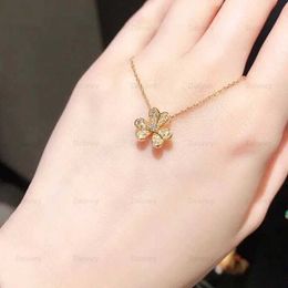 Pendant Necklaces Luxury High Quality 925 Sterling Silver Zircon Petal Clover Necklace Womens Fashion Brand Exquisite Premium Jewellery Party Gift