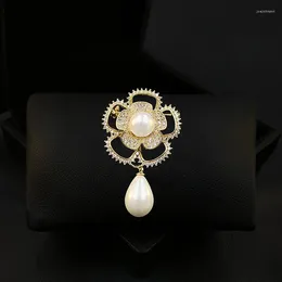 Brooches Luxury Exquisite Camellia Flower Brooch Women Cardigan Neckline Pearl Pendant Suit Pin Corsage Rhinestone Jewelry Wedding Gifts