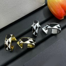 Brincos de designer de marca de luxo para mulheres triangle de esmalte charme de letra de queda de breol Ear brios de clipe de grãos de grãos de grãos de prata 18K Prazado de prata de prata dourada