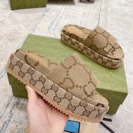 Дизайнерские сандалии тапочки для модных сандалий платформы, вышитые вышитые платформу для вышитых глиняных платформ