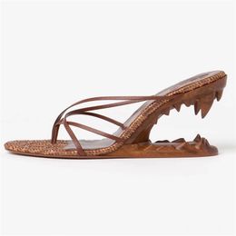 2024 sandali di brevetto in pelle Lady sandali a forma speciale denti grossi tacchi alti vestiti da donna abito di piedi rotonde scarpe da sposa a goccia