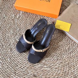 Женские дизайнерские дизайнерские дизайнерские сандалии сандалий с вышивкой на вышивших шпильке с затиркой на каблуках