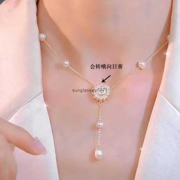 2024New pearl necklace for womens fashion light luxury niche high-end rotating sunflower collarbone chain elegant neck 1