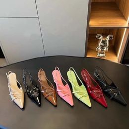 Scarpe di design di lusso Burgundy Pompe a basso tacco a basso contenuto di verniciatura in pelle di brevetto con fibbie caviglia tacchi gattini tacchi sandalo abito da sera da sera scarpa da donna