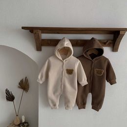 Rompers Winter Newborn Baby Plush Bodysuit Button Jumpsuit Cartoon Bear Hoodies Boy Girl Romper Twins Clothes Korean version Y240530WF0W