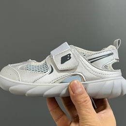 2024 Nuovi sandali per bambini Designer maschile da donna Sandal Summer Beach Sliers Waterproof Slides Blue White Kids Slipper Outdoor Scarpe CAD24053102
