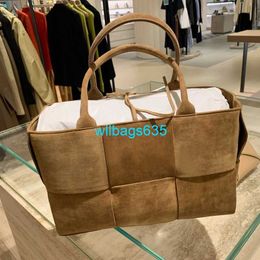 BottegvVenet Arco Tote Bag Soft Leather Handbag 2024 New Bag Suede Woven Shopping Bag Tote Bag Large Capacity Bucket Bag Handheld Womens Bag have logo WLO4