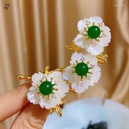 Brooches Fashion Natural Female Shell Flower Brooch Women's High-grade Green Agate Corsage Coat Suit Pin For Dinner Party Accessories