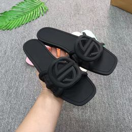 Kvinnors designer sandaler med skjutreglage lyxiga platt tofflor sommarstrand sandaler klassiska gummi Sliders utomhus mode casual kvinnors skor 2024
