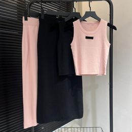 ニットシングレットスカート女性タンクトップスニット衣装夏の贅沢クールなセクシーなスリムドレスデイズナーブラックピンクのシングレットスカートセット