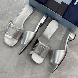 Дизайнерские сандалии коренастые каблуки силде новые красочные тапочки металлические пряжки мулы женщины высочайшее качество каблуки пляжная обувь летняя подлинная кожаная комната Silp на сандалии